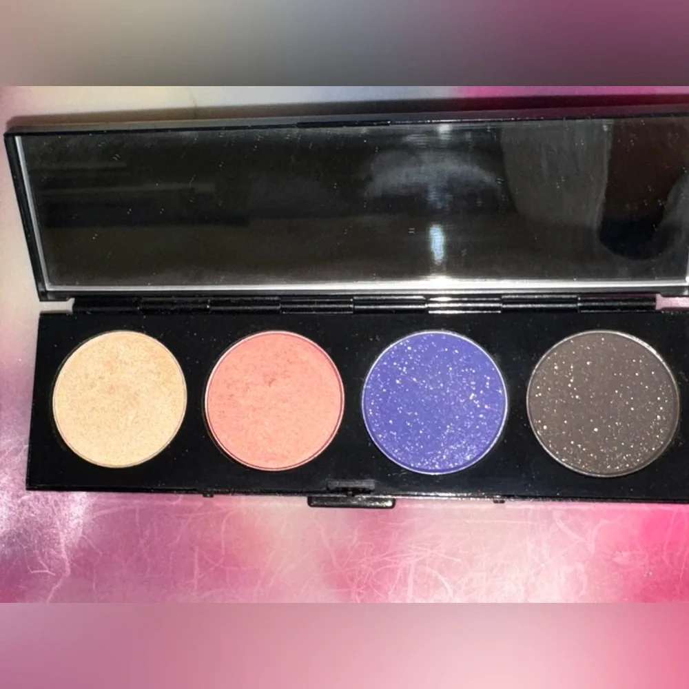 Mac Hello Kitty Lucky Tom eyeshadow palette